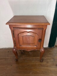 Dubový nočný stolík v štýle Louis XV 
